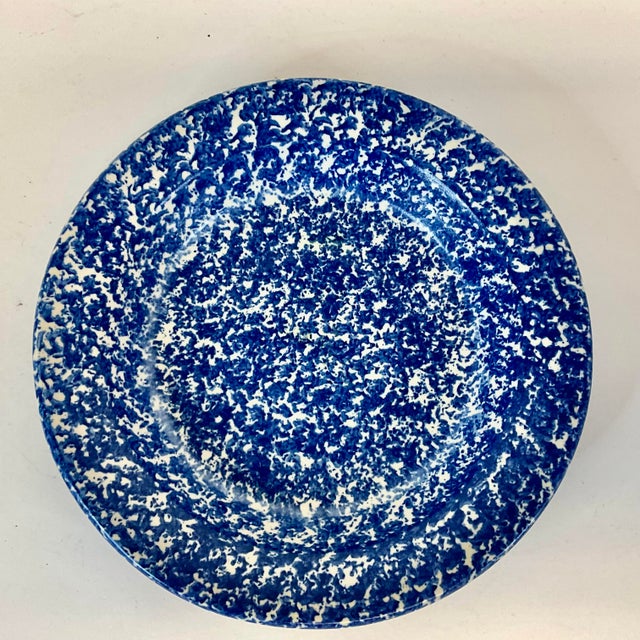1990s Vintage Americana Arts & Crafts Folk Art Blue Sponge Ware Serving Bowl. For Sale - Image 5 of 8