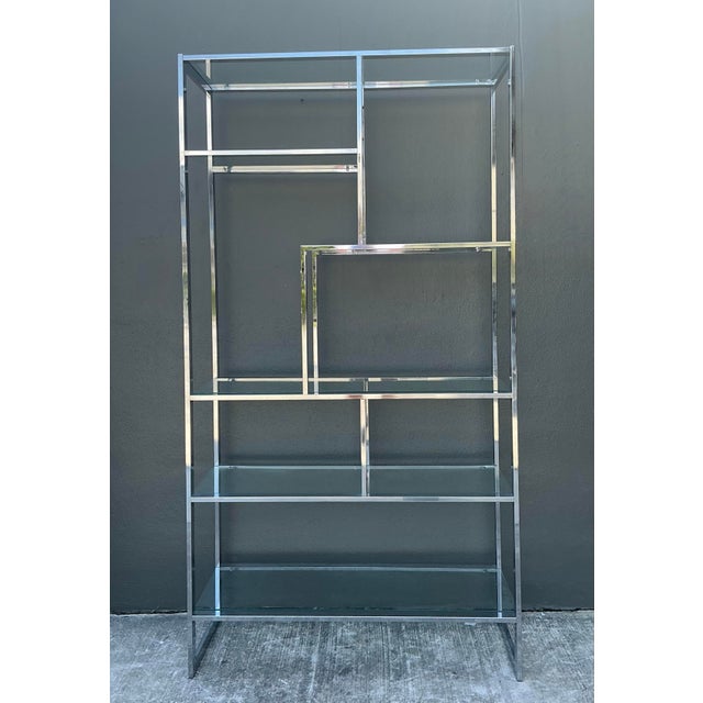 This stunning vintage etagere, designed in the unmistakable style of Milo Baughman, is a masterful example of 1970s...