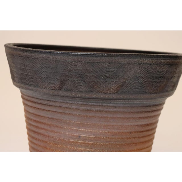 Mid-Century American Modern Ribbed Studio Pottery Planter Vase by Deanna Nichols For Sale - Image 14 of 17