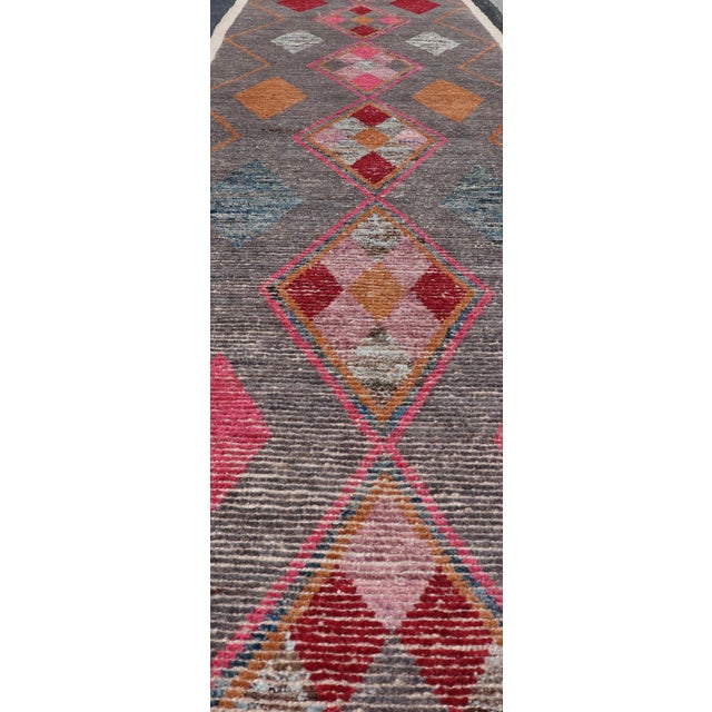 Early 21st Century All-Over Modern Tribal Design on a Grey Background With Medallions With Red 3'4 X 15'11 For Sale - Image 5 of 9