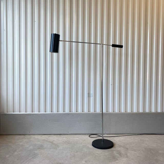 Midcentury Modern Adjustable Cantilever Floor Lamp Attributed to Sonneman For Sale In New York - Image 6 of 13