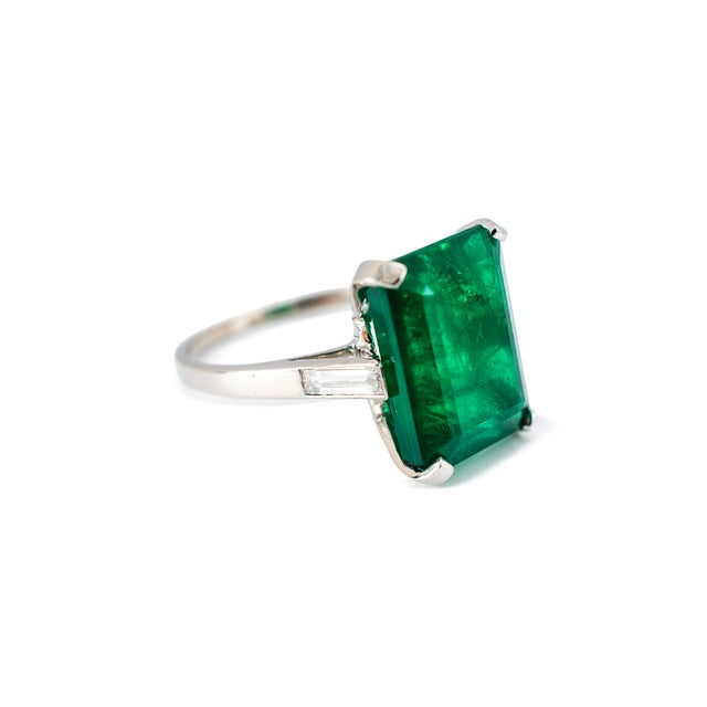 Modern Vintage Platinum 9.77ctw Gia Green Emerald Diamond Three Stone Cocktail Ring, Size 7.75 For Sale - Image 3 of 9
