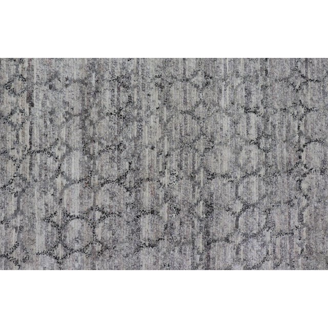 Light Gray Modern Rug With All-Over Chain Design in Dark Gray For Sale - Image 11 of 12