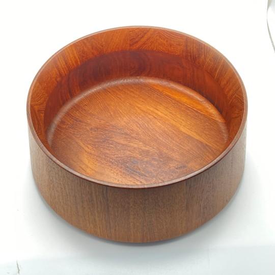 1960s Dansk Jens Quistgaard Mid-Century Iconic Staved Teak 10½” Sloped Salad Bowl & Tongs Denmark (Iho) 1960’s For Sale - Image 5 of 15