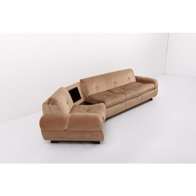 1960s Free standing Italian design curved sofa with a side table and a storage space. Upholstered in sand velvet fabric,...
