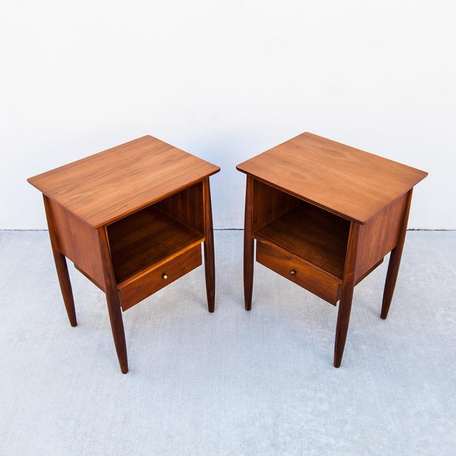 Mid-Century Modern Restored 1950s Mount Airy Walnut & Brass Sculptural Mid Century Nightstands, Attributed, Pair For Sale - Image 3 of 12