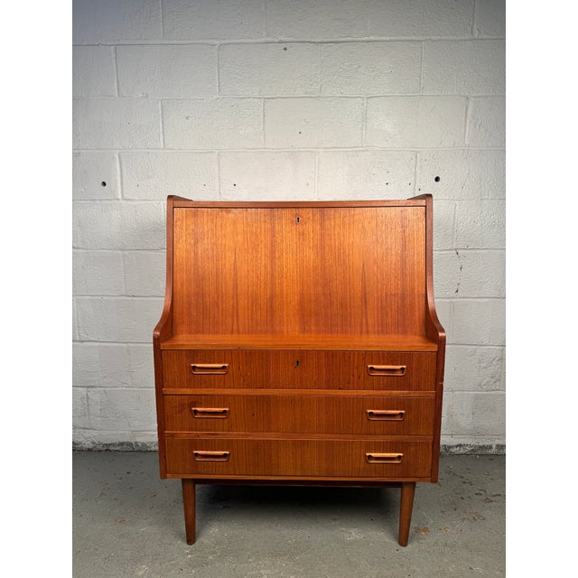 Discover the perfect fusion of Scandinavian design and modern utility with this Maurice Villency Danish Teak Drop-Down...