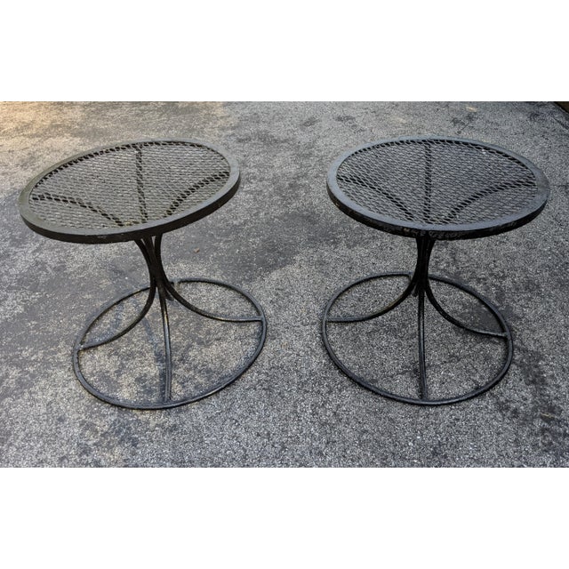 Russell Woodard 1960s Salterini Black Metal Mesh Top Tulip Base Outdoor Side Tables - A Pair, Attributed For Sale - Image 4 of 11