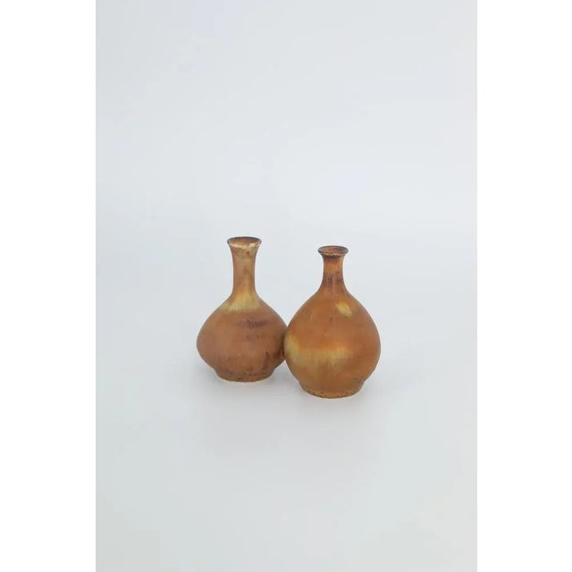 Ceramic Small Mid-Century Scandinavian Modern Collectible Double Brown Stoneware Vases by Gunnar Borg for Höganäs Keramik, 1960s, Set of 2 For Sale - Image 7 of 8