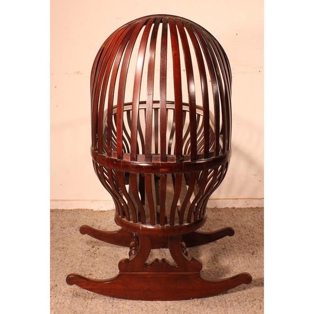 lovely curved mahogany cradle from the 19th century Very beautiful cradle of very good quality which swings. Very...