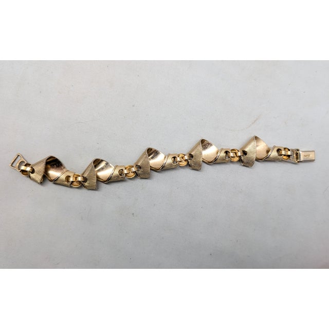 Metal Vintage 1950s Signed Napier Goldtone Ribbon Link Bracelet For Sale - Image 7 of 8