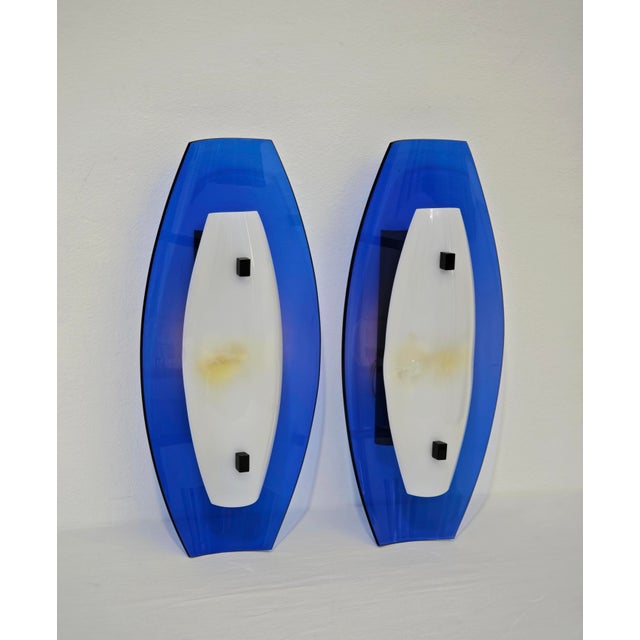 1970s Mid-Century Modern Blue and White Acrylic Glass Wall Lamps, Italy, 1970s, Set of 2 For Sale - Image 5 of 18