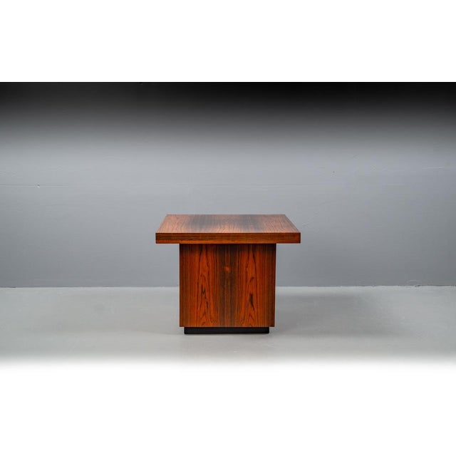 The coffee table is in rosewood veneer in the design of the 20th century. There is a secret compartment in the drawer on...