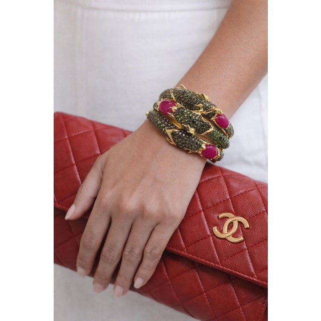 Late 20th Century Bochic ‘Capri’ Vintage Natural Ruby & Emerald Cuff In 18K Gold & Silver For Sale - Image 5 of 13