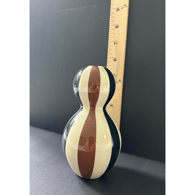 This Jonathan Adler bud vase exemplifies the designer's signature mid-century modern aesthetic. Produced in the early...