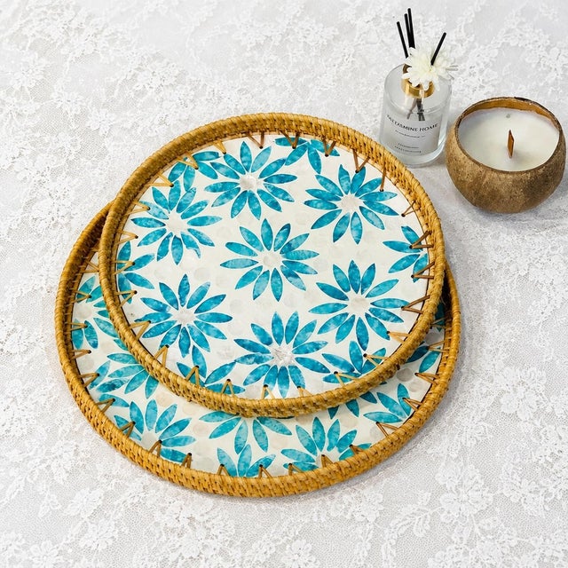 Arts & Crafts Set of Two Rattan and Mother-of-Pearl Inlaid Round Trays With Blue Floral Pattern For Sale - Image 3 of 3