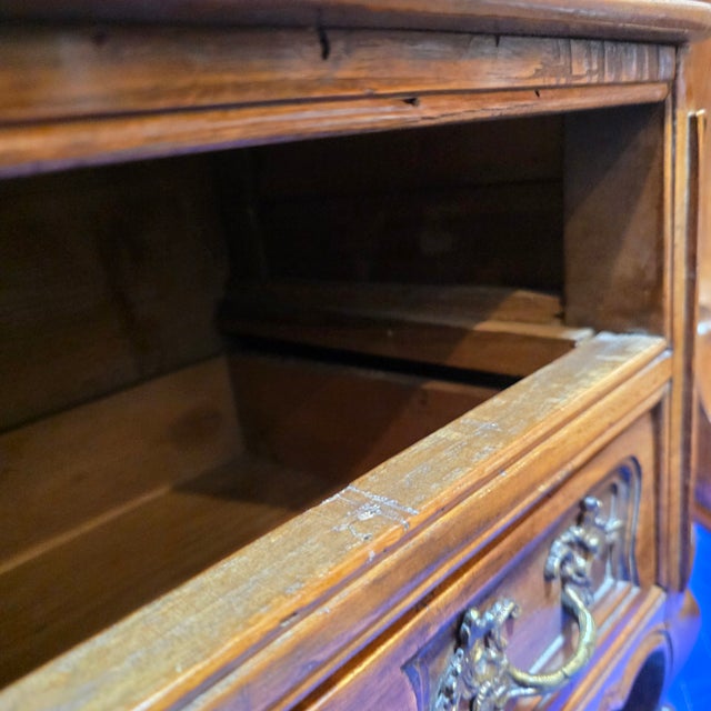 Early 19th Century French Provincial Louis XV Walnut Petite Commode (Table De Chevet), Circa 1790–1825 For Sale - Image 16 of 18