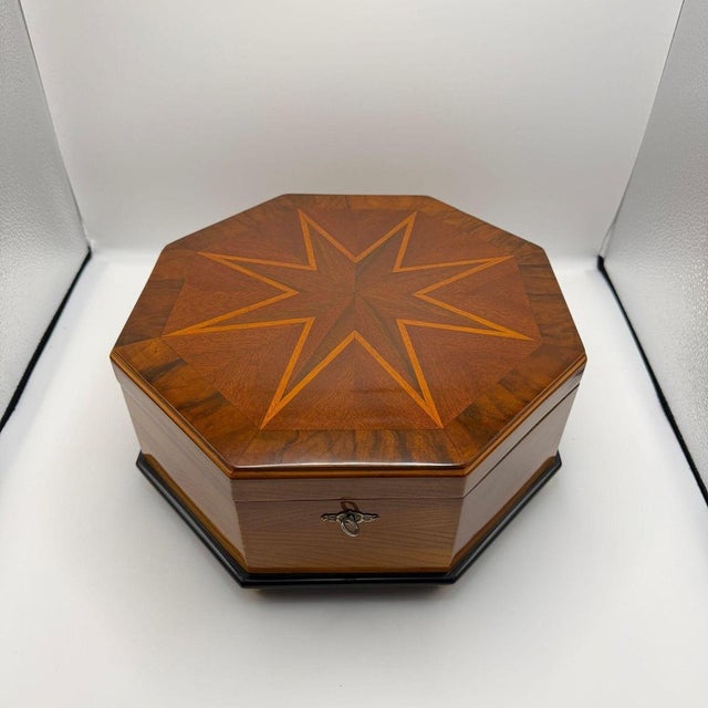 Black Bauhaus Octagonal Box in Ash, Walnut, Maple, Mahogany, and Velvet, Vienna, 1920s For Sale - Image 8 of 18