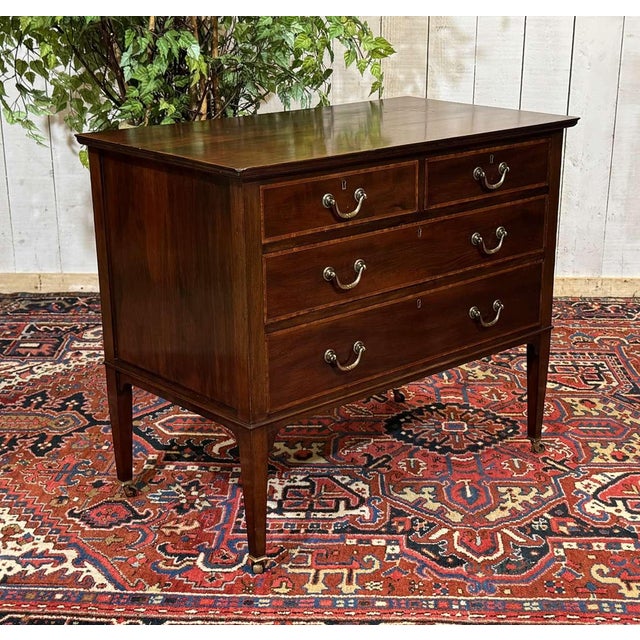 Early 20th century English chest of drawers in mahogany and oak - W=91cm, D=51.5cm, H=78cm.