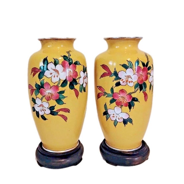 Yellow Vintage Japanese Akagi Shoten 7.25" Silver Wire Cloisonne Enamel Hibiscus Vases on Wooden Stands ~ a Pair For Sale - Image 8 of 10