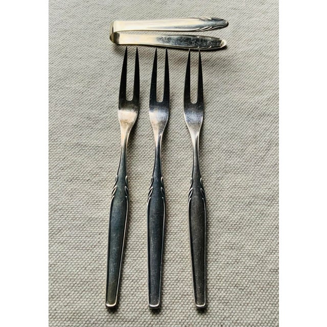1950s French Chartreuse Porcelain Escargot Plates With Silverplate Forks & Tongs - 7 Piece For Sale - Image 4 of 8