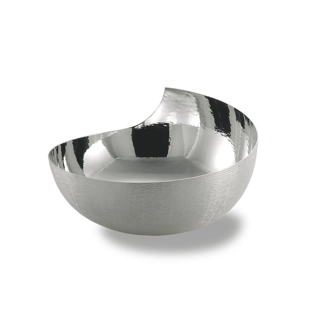 This bowl in silver alloy features a polished interior and a burnished exterior with the CORTECCIA texture.
