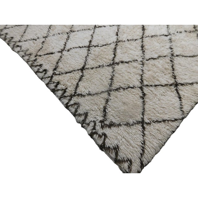 The shaggy wool pile in ivory, with brown lattices. Luxurious texture. 8'3"x 10'4"