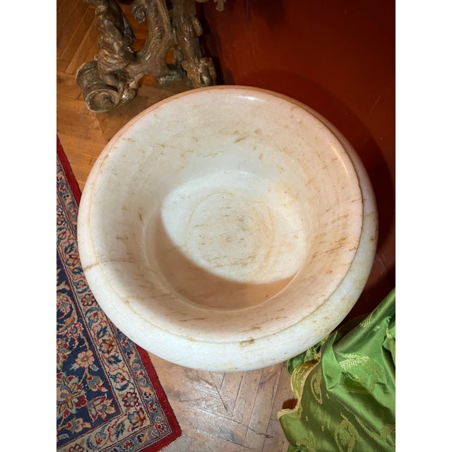 Antique Tuscan Holy Water Font in Carrara Marble, 1600s For Sale - Image 10 of 11