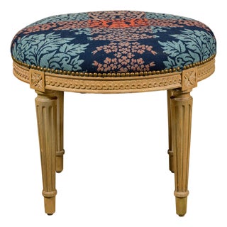 French Neoclassical Style 1920s Painted Stool with Carved Apron and Fluted Legs For Sale