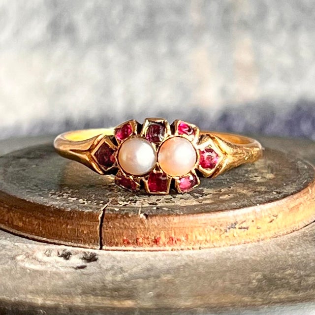 Victorian Victorian Garnet Pearl 18k Gold Ring, Circa 1860, Size 10 For Sale - Image 3 of 10