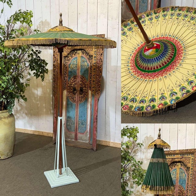 Indonesian parasol from the 1950s made of wallpaper, wood and wool - H=1m75, Diam open=1m12.