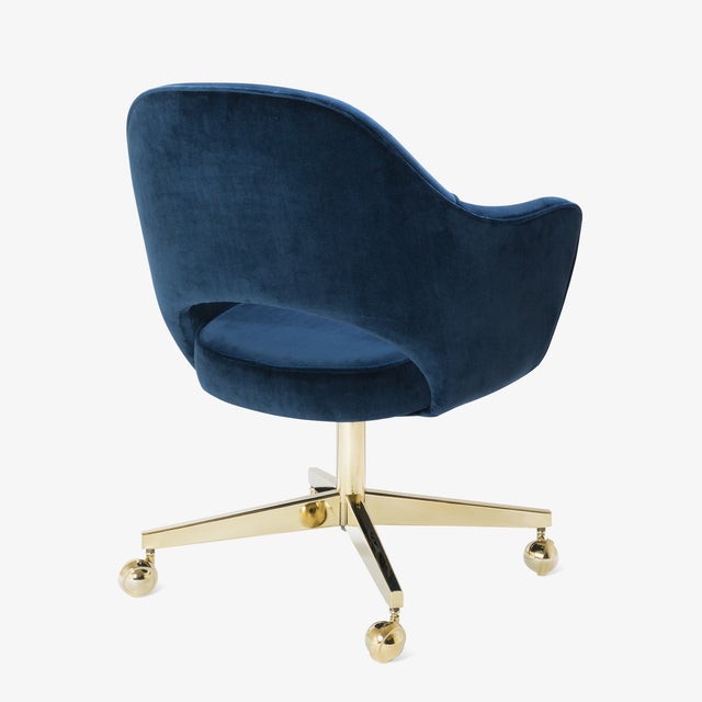 Eero Saarinen Saarinen Executive Arm Chair in Navy Velvet, Swivel Base, 24k Gold Edition For Sale - Image 4 of 10