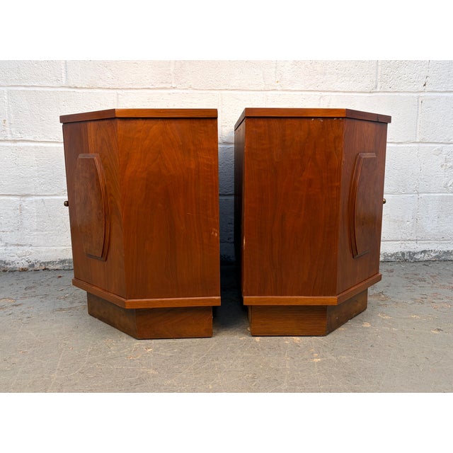 Mid 20th Century Modern Pair of Walnut and Burl Nightstands by Young Manufacturing, Attributed For Sale - Image 10 of 13