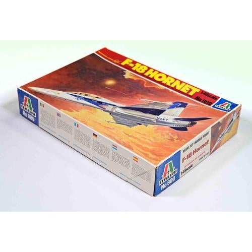 No. 809 McDonnell Douglas F-18 Hornet Model Kit from Italeri, Italy, 1980s For Sale - Image 4 of 5