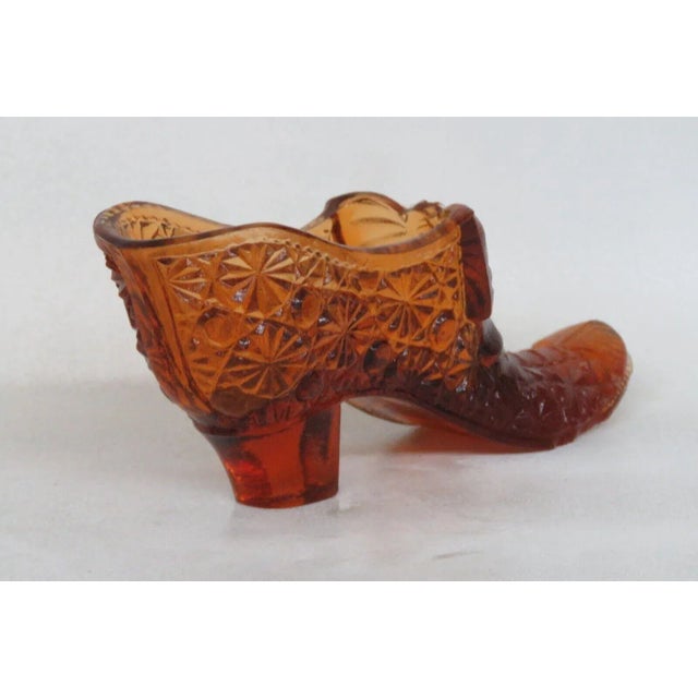 This gorgeous figurine is made of glass. This amazing piece features the "Daisy and Button" pattern used by Boyd Glass; it...