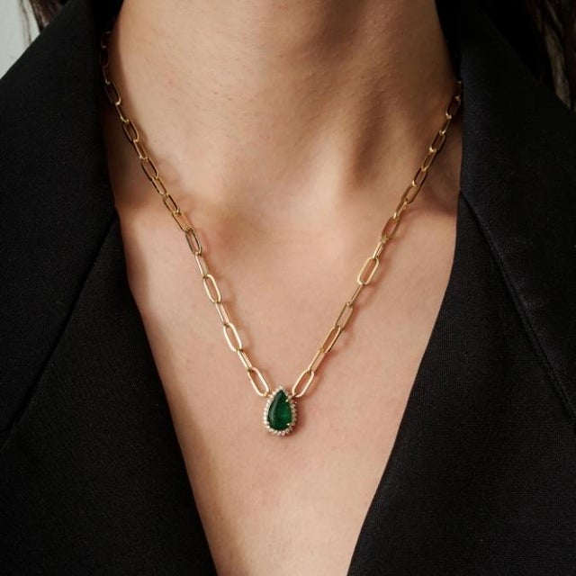 Metal 2.25ct Emerald Diamond Halo Teardrop Paperclip Chain Necklace in 14k Solid Gold For Sale - Image 7 of 14