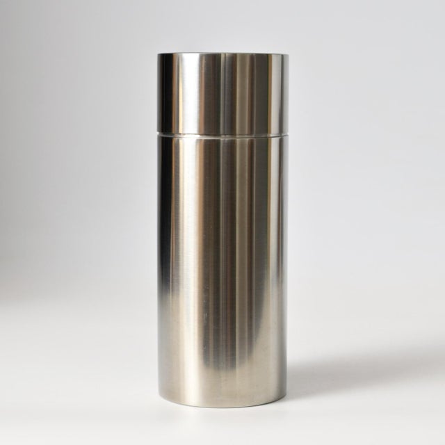 Cylinda Cocktail Shaker by Arne Jacobsen for Stelton, 1980s, in Very Good conditions. Designed 1960 to 1969 This piece has...