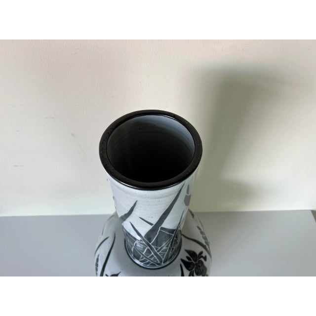 White 1980's Vintage Carris Hand Painted Tall Bud Pottery Vase For Sale - Image 8 of 12