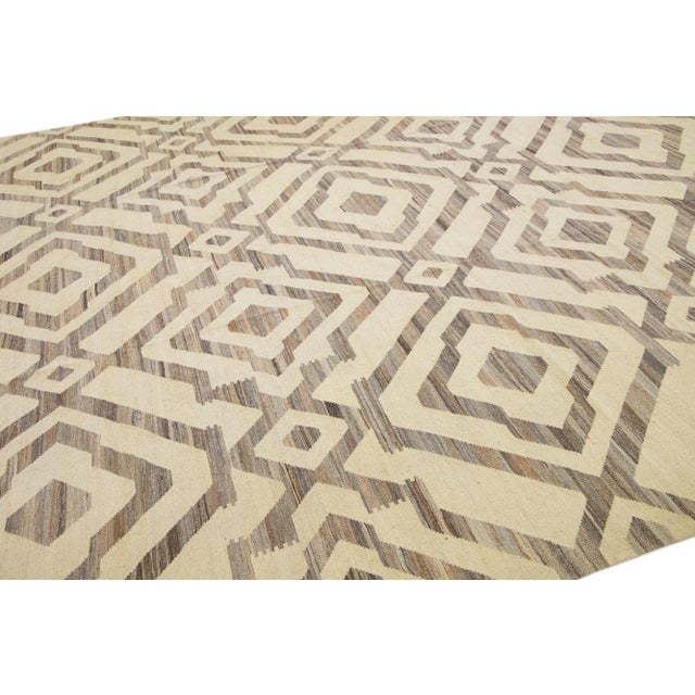 1960s Oversize Modern Kilim Wool Rug in Beige With Geometric Motif For Sale In New York - Image 6 of 7