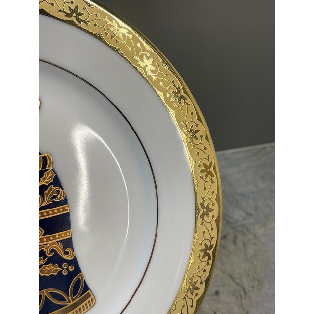 This plate is part of the Muirfield Holiday Plate collection - Celebrity 9408. Featuring a richly detailed cobalt blue...