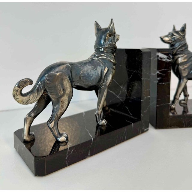 Art Deco French Bookends with Wolf Dogs in Silver Patinated Metal, 1930s, Set of 2 For Sale - Image 4 of 9