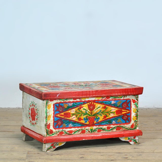 This folk art box from the 1930s is a particularly decorative object with an authentic, hand-painted appearance. The...