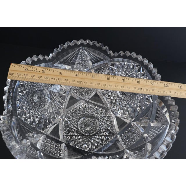 Transparent American Brilliant Period Cut Crystal Bowl – 10” Sawtooth Rim, Deep Hobstar & Strawberry Diamond Cutting, C. 1900–1915 For Sale - Image 8 of 9