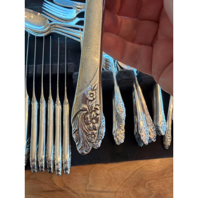 Vintage Oneida Community Silverplate Flatware Set, Evening Star Pattern with Ser For Sale In Los Angeles - Image 6 of 8