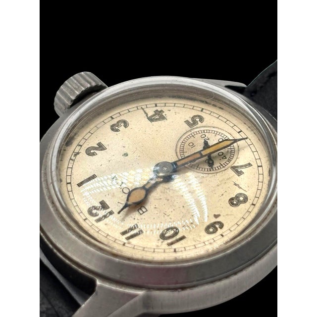This vintage 1917 Bulova Military watch with Bulova 10BM original manual wind movement, stainless steel case, and leather...