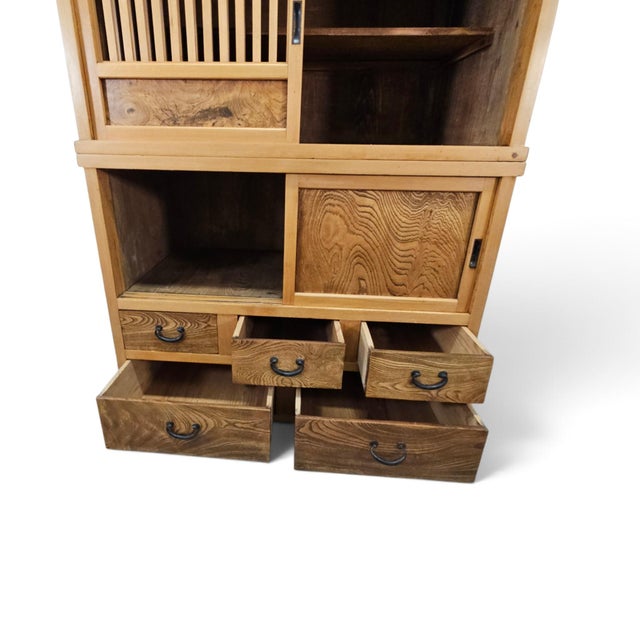 Late 19th Century Late Meiji–Taisho Japanese Kanto Mizuya Tansu in Kiri and Figured Keyaki For Sale - Image 5 of 13