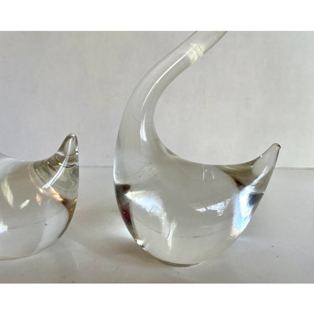 Art Deco Pair of Hollywood Regency Glass Swans Figurines For Sale - Image 3 of 5
