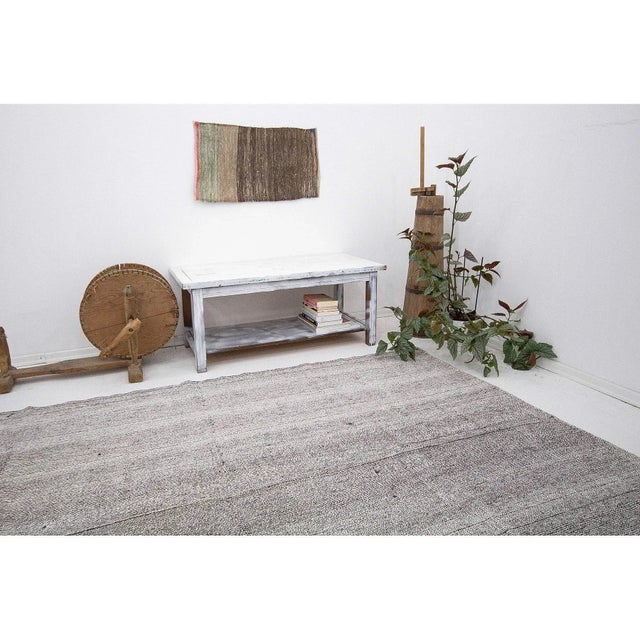 Vintage Gray Modern Turkish Kilim Rug For Sale In Los Angeles - Image 6 of 7