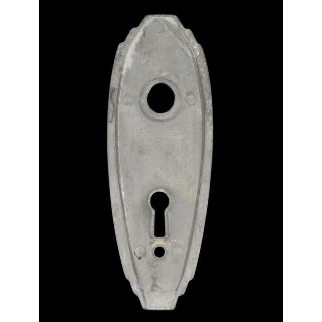 Art Deco style nickel plated door passage brass back plate with a keyhole. The original mounting screws are not available....