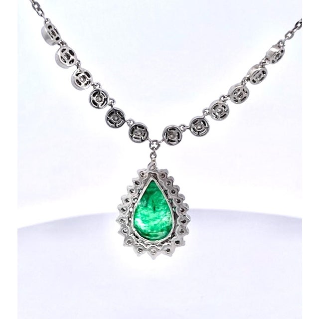 2020s Pear-Shaped Cabochon Emerald & Diamond Halo Pendant Necklace in White Gold For Sale - Image 5 of 12